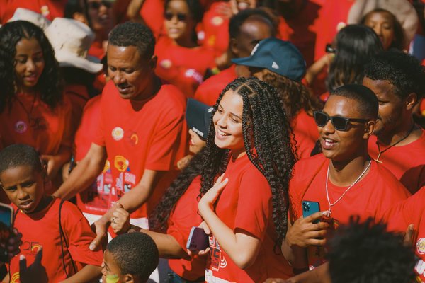 Comment les programmes de recyclage en milieu scolaire peuvent-ils être adaptés pour sensibiliser les enfants aux enjeux du recyclage ?