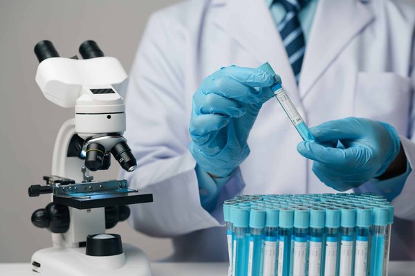 Comment les nanotechnologies peuvent-elles améliorer l'efficacité des panneaux solaires ?